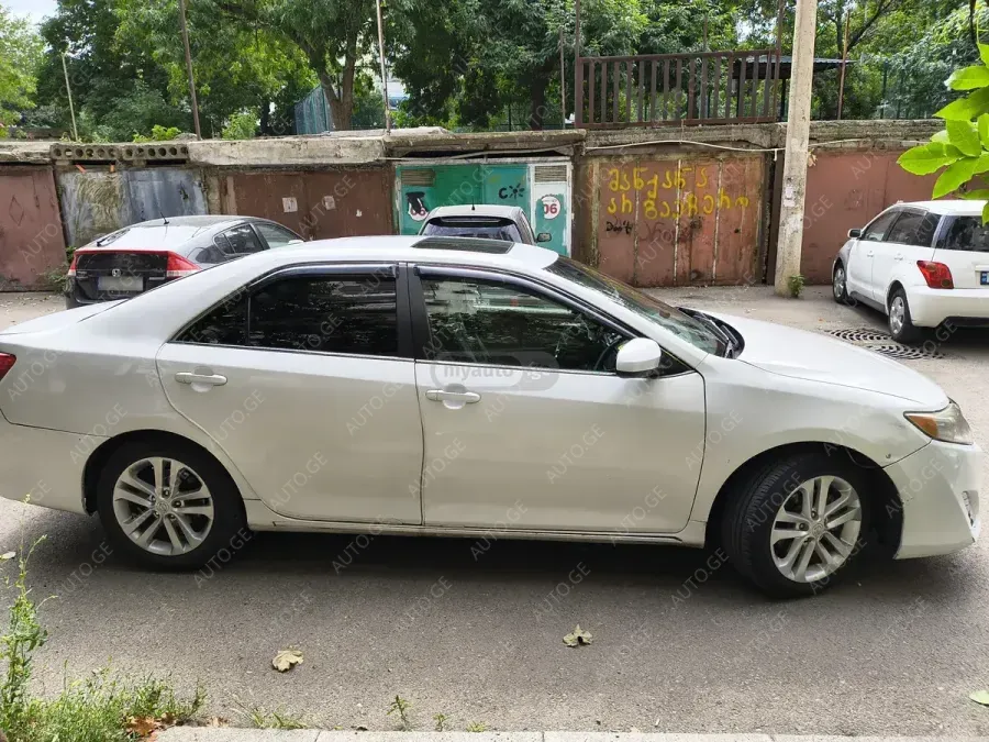 Toyota Camry 2013 — photo 2