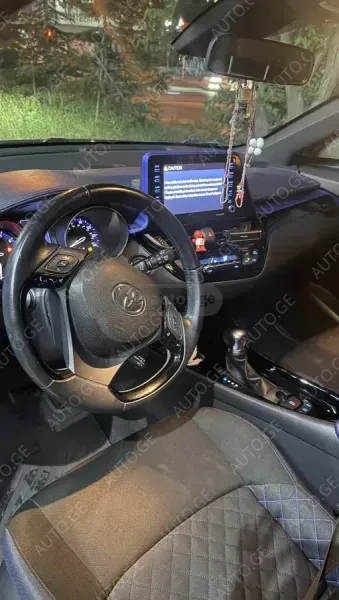 Toyota C-HR 2020 — photo 2