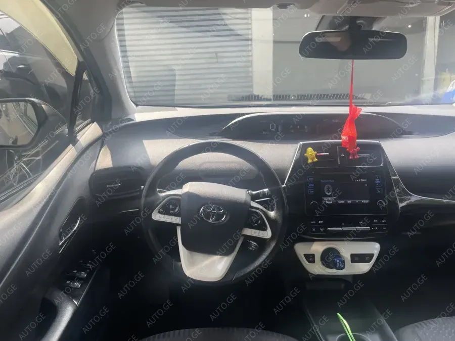 Toyota Prius 2017 — photo 2