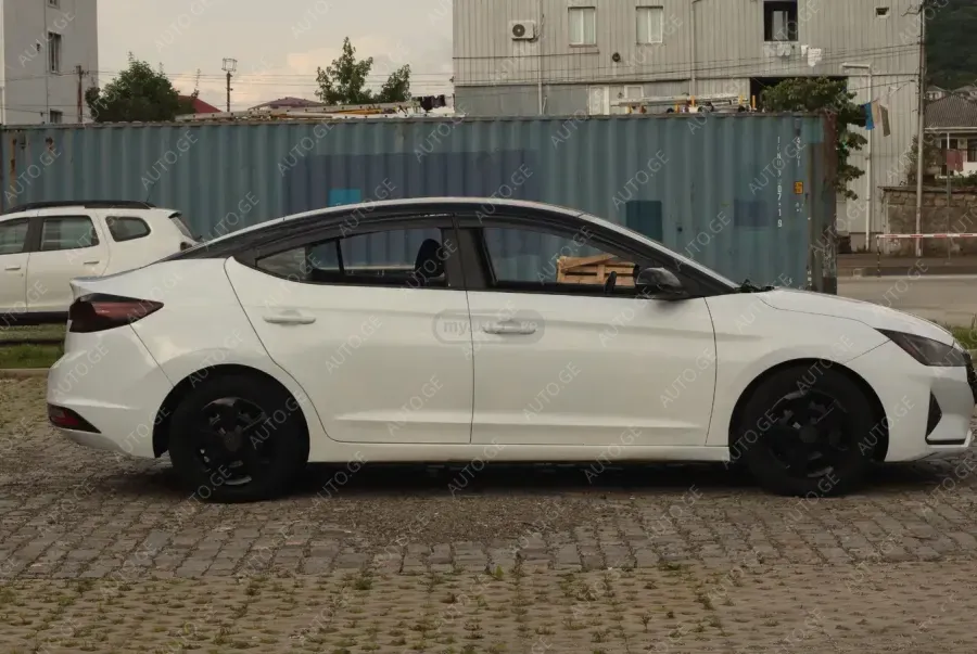Hyundai Elantra 2019 — photo 2