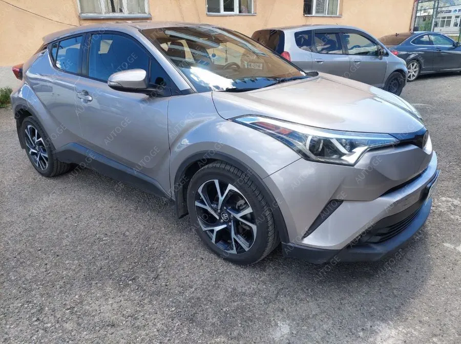 Toyota C-HR 2017 — photo 2