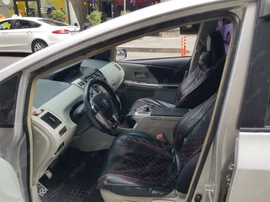 Toyota Prius V 2011 — photo 2