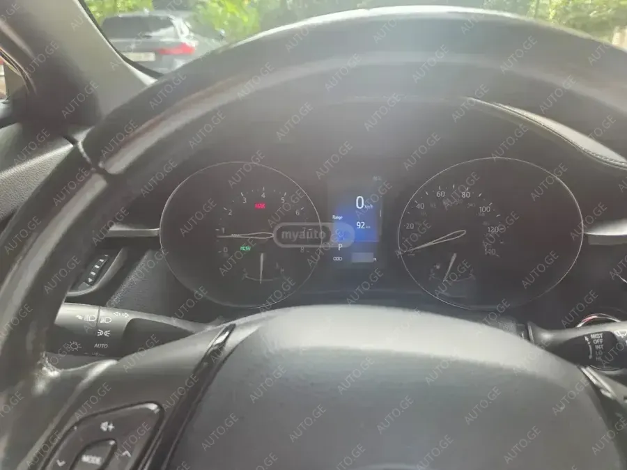 Toyota C-HR 2018 — photo 2