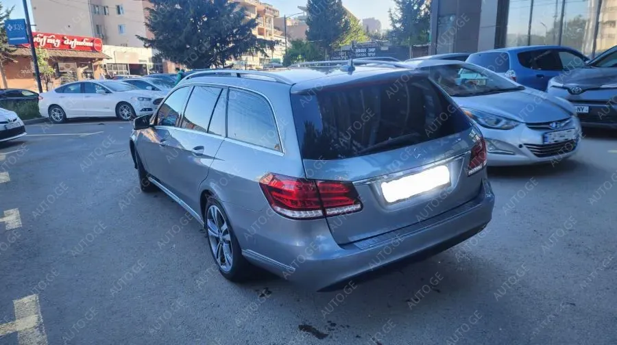 Mercedes-Benz E-220C 2013 — photo 2