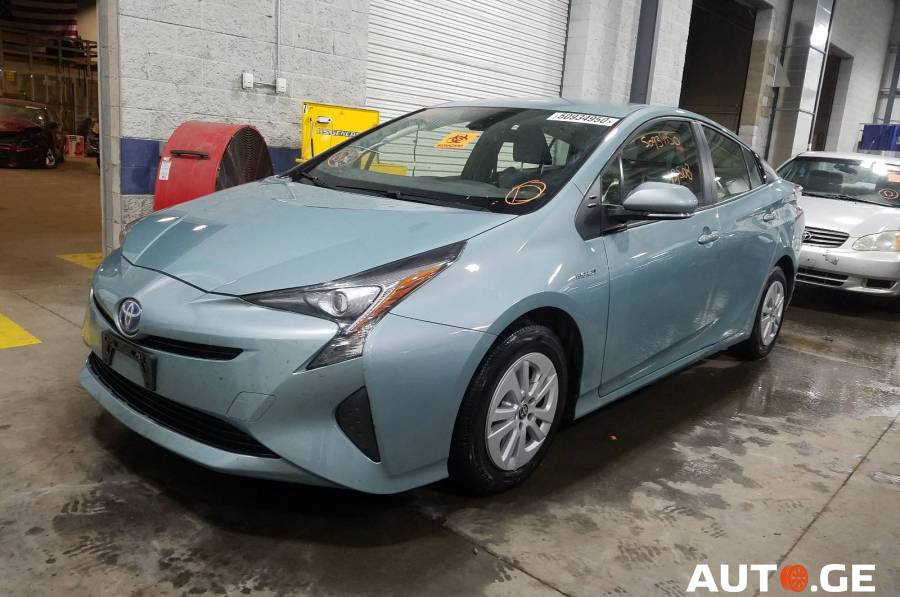 Toyota Prius 2017 — photo 2