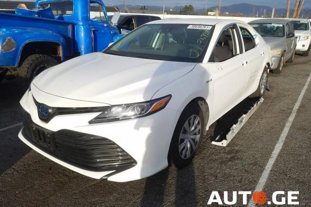 Toyota Camry 2019 — photo 2