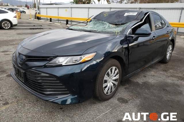 Toyota Camry 2019 — photo 2