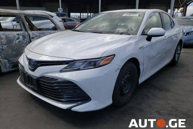 Toyota Camry 2020 — photo 2