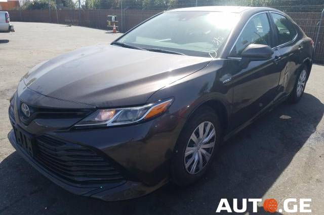 Toyota Camry 2019 — photo 2