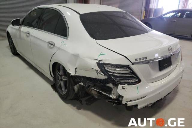 Mercedes-Benz E-300C 2017 — photo 2