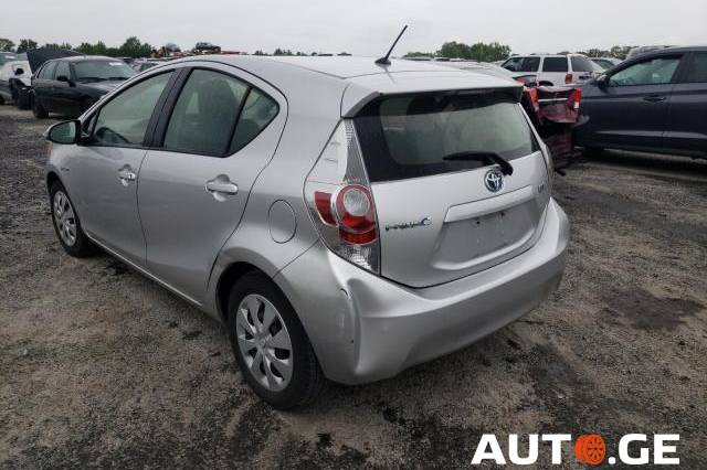 Toyota Prius C 2012 — photo 2