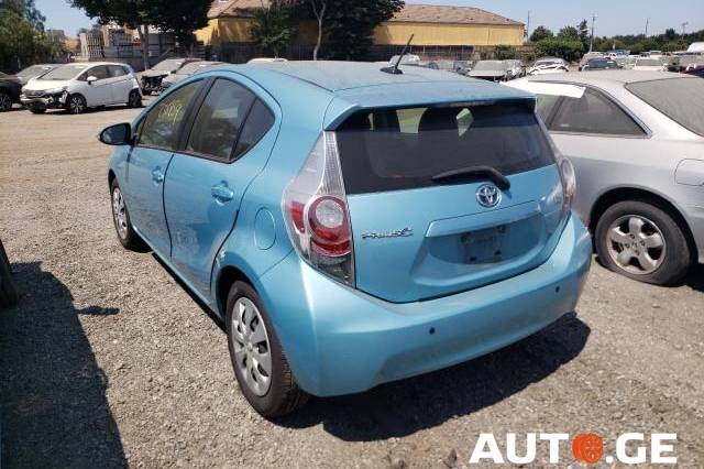 Toyota Prius C 2013 — photo 2