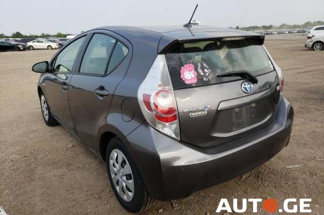 Toyota Prius C 2014 — photo 2