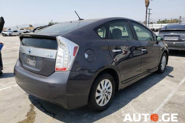 Toyota Prius 2014 — photo 2
