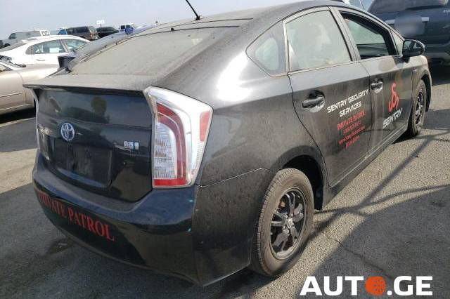 Toyota Prius 2015 — photo 2