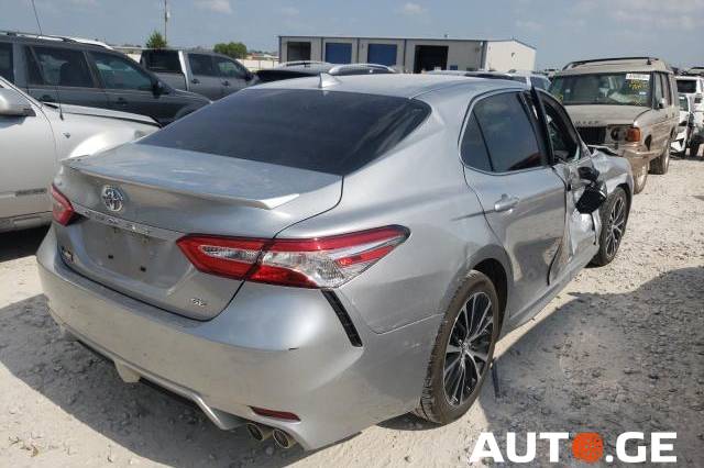 Toyota Camry 2020 — photo 2