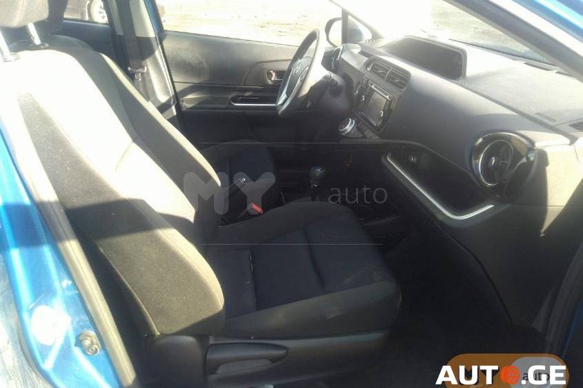 Toyota Prius C 2015 — photo 2