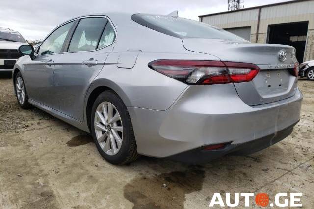 Toyota Camry 2021 — photo 2