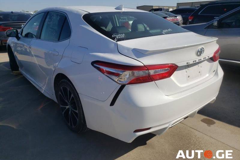 Toyota Camry 2020 — photo 2