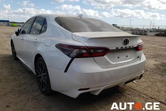 Toyota Camry 2021 — photo 2