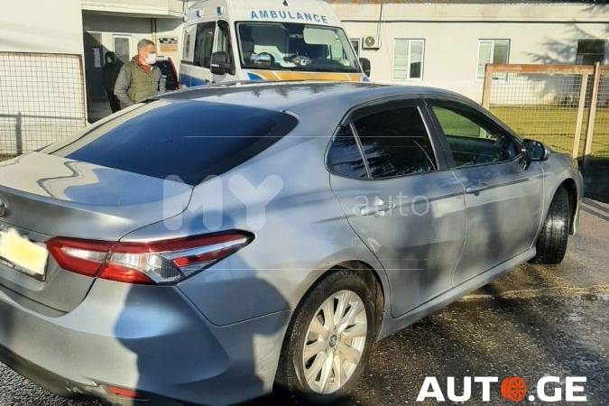 Toyota Camry 2018 — photo 2