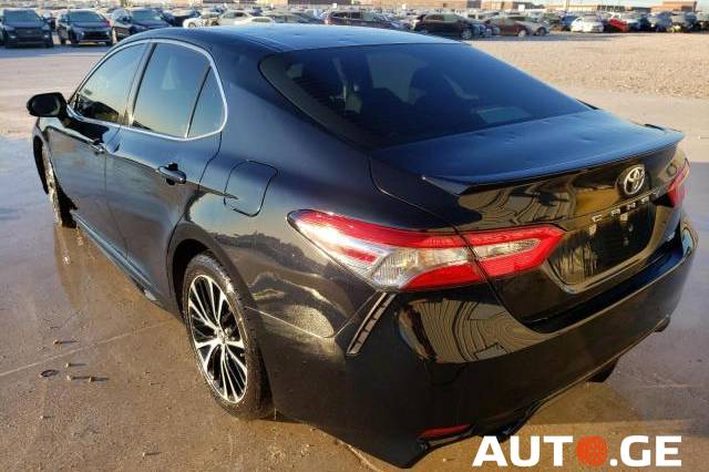 Toyota Camry 2018 — photo 2