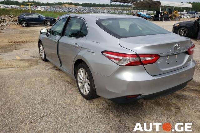 Toyota Camry 2018 — photo 2