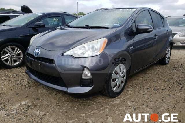 Toyota Prius 2013 — photo 2