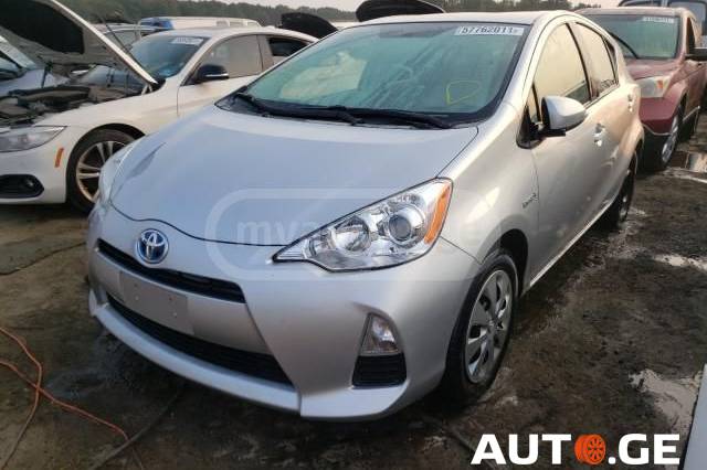 Toyota Prius 2014 — photo 2