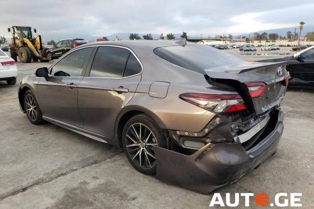 Toyota Camry 2021 — photo 2