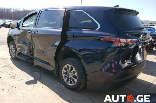 Toyota Sienna 2021 — photo 2