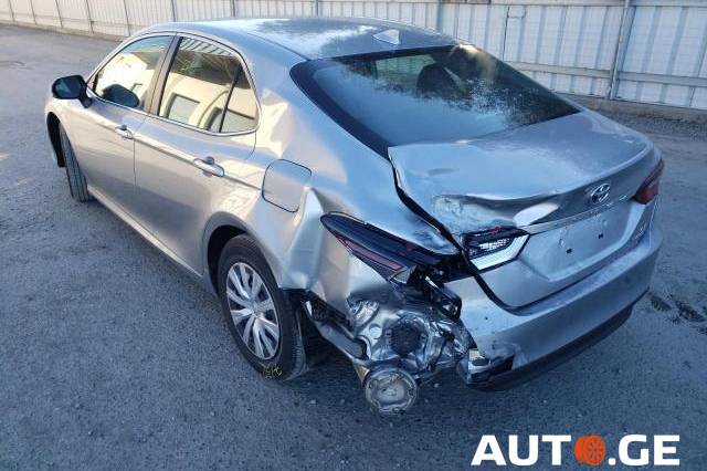 Toyota Camry 2022 — photo 2