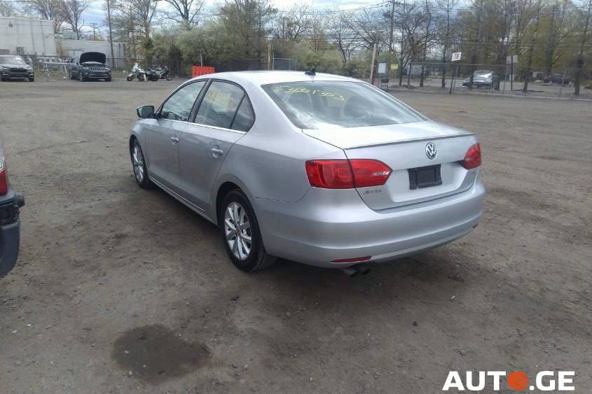 Volkswagen Jetta 2014 — photo 2