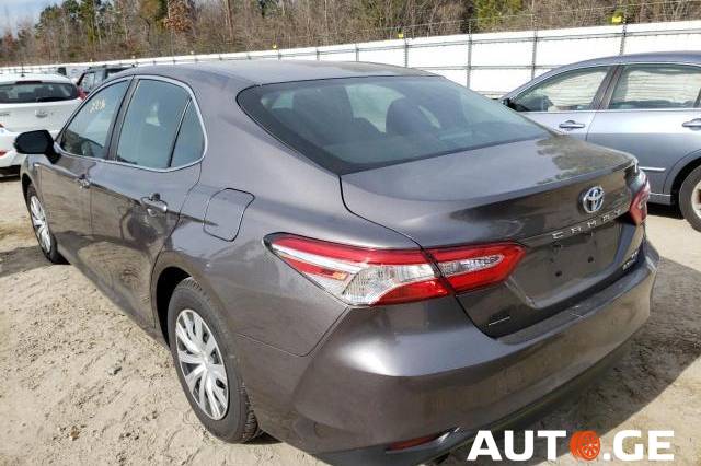 Toyota Camry 2018 — photo 2