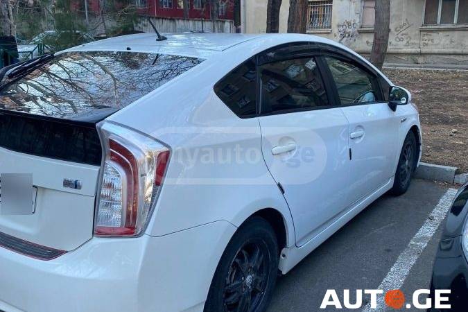 Toyota Prius 2015 — photo 2