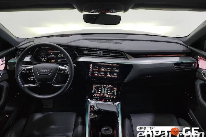 Audi e-tron 2020 — photo 2