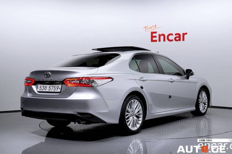 Toyota Camry 2018 — photo 2