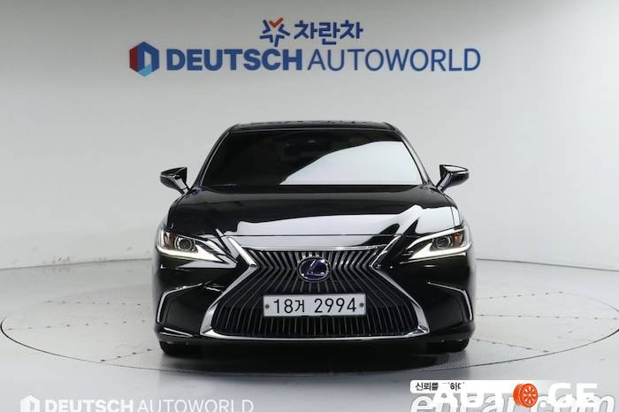 Lexus Es300 2019 — photo 2
