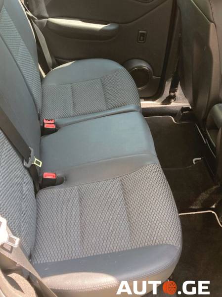 Mercedes-Benz A-180A 2010 — photo 2