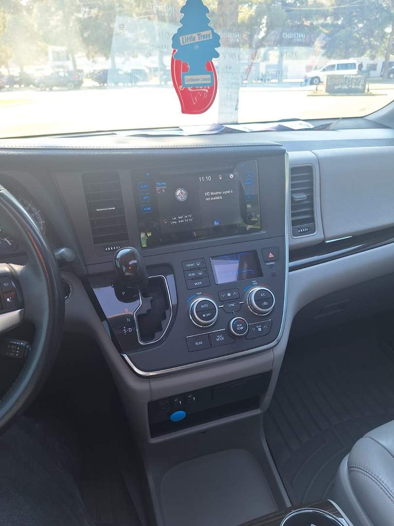 Toyota Sienna 2016 — photo 2