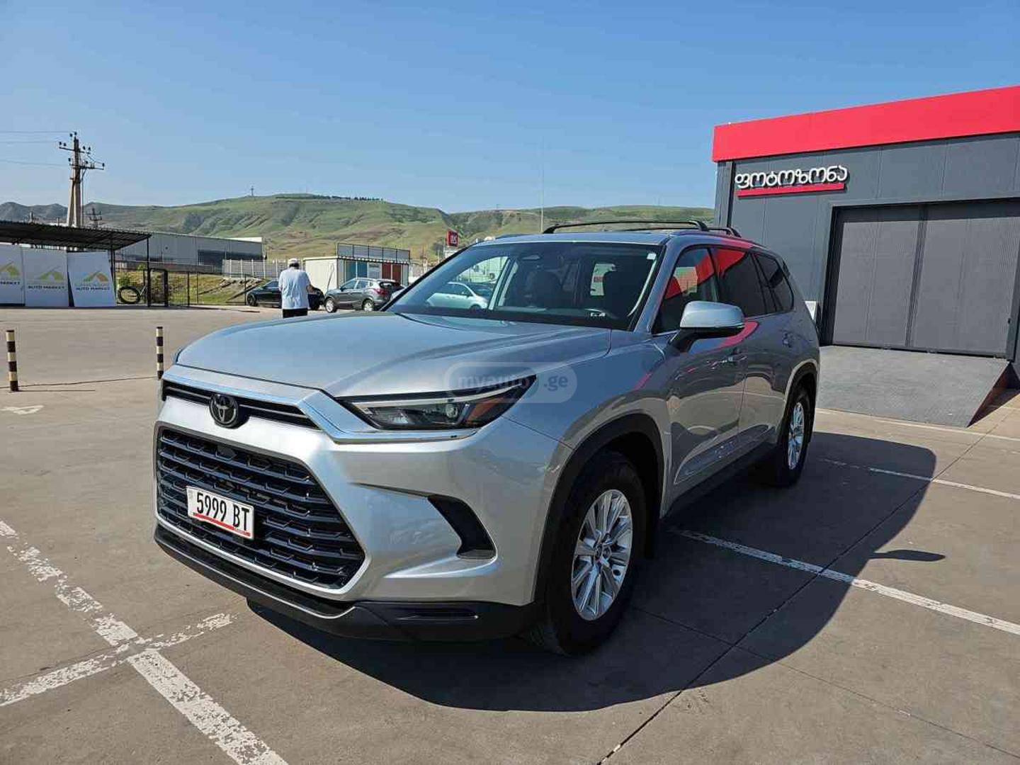 Toyota Highlander 2023 — photo 2