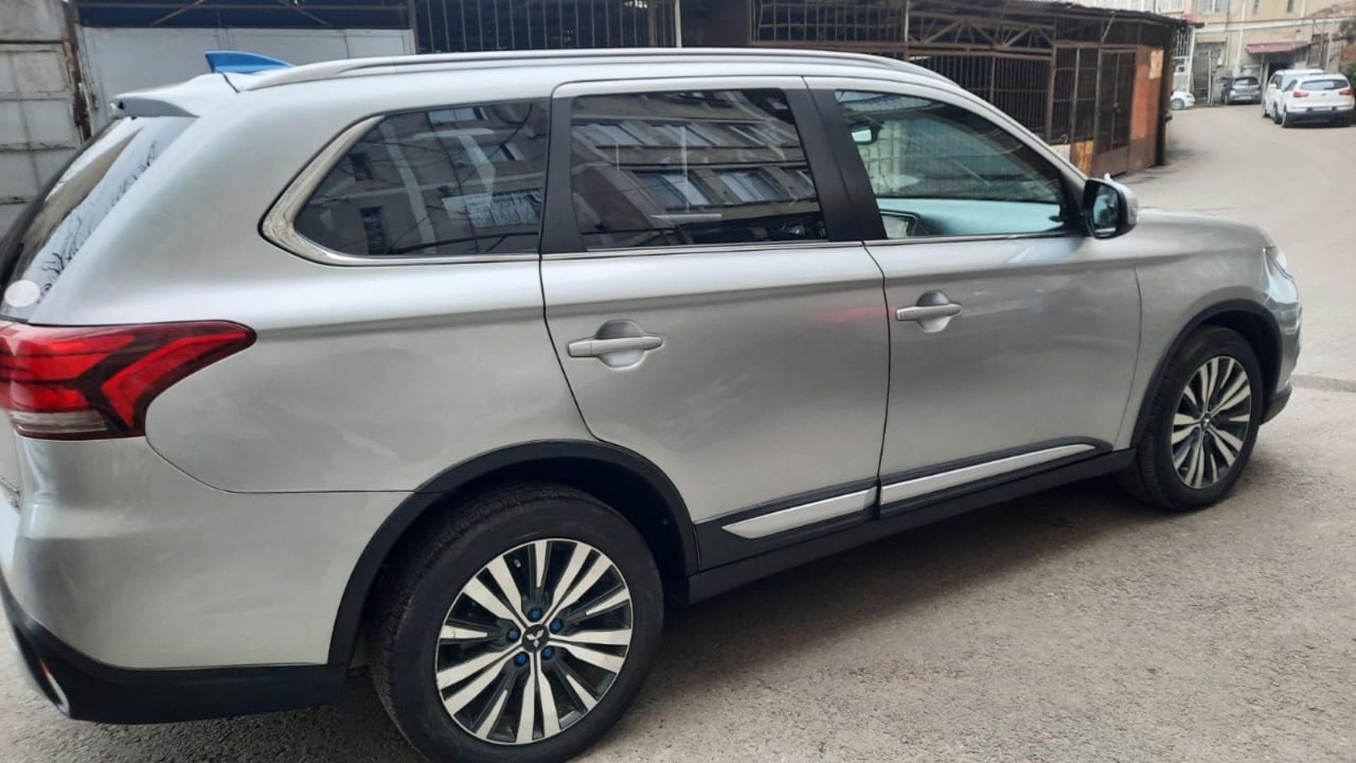 Mitsubishi Outlander 2019 — photo 2