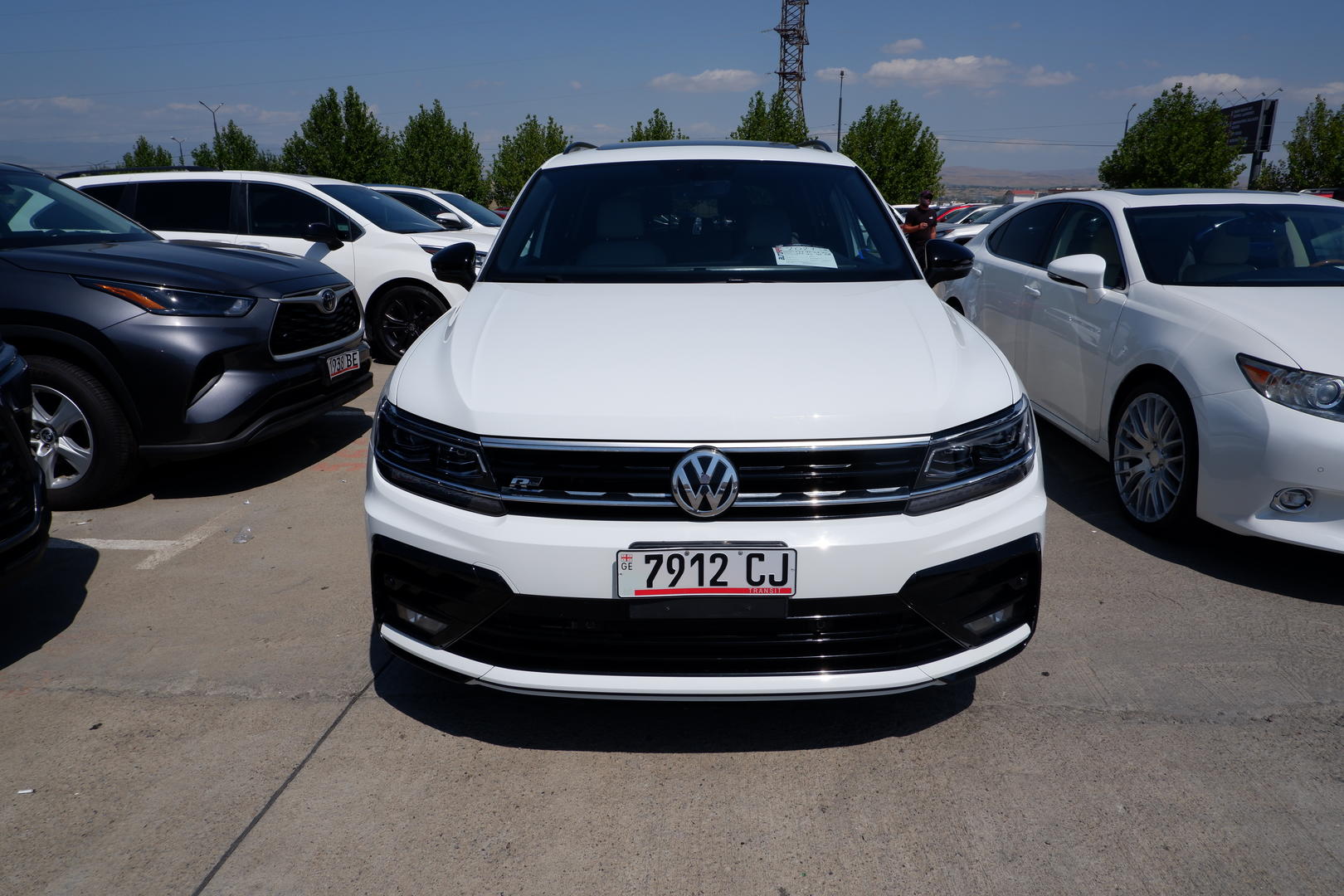 Volkswagen Tiguan 2021 — photo 2