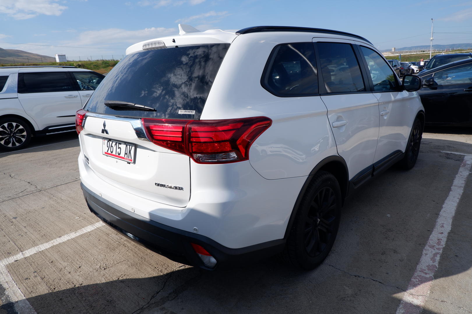 Mitsubishi Outlander 2017 — photo 2
