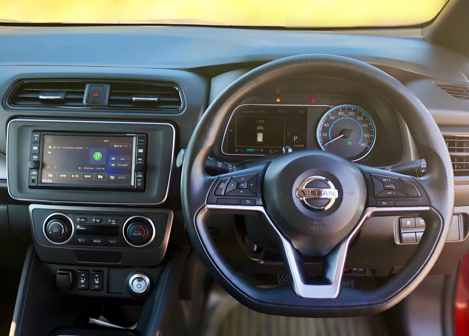 Nissan Leaf 2018 — photo 2