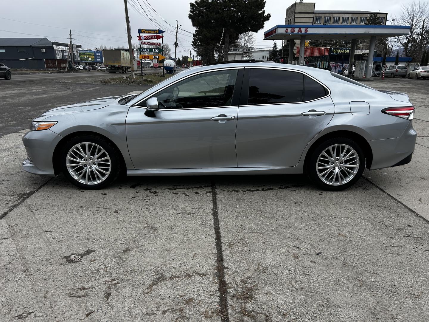 Toyota Camry 2019 — photo 2
