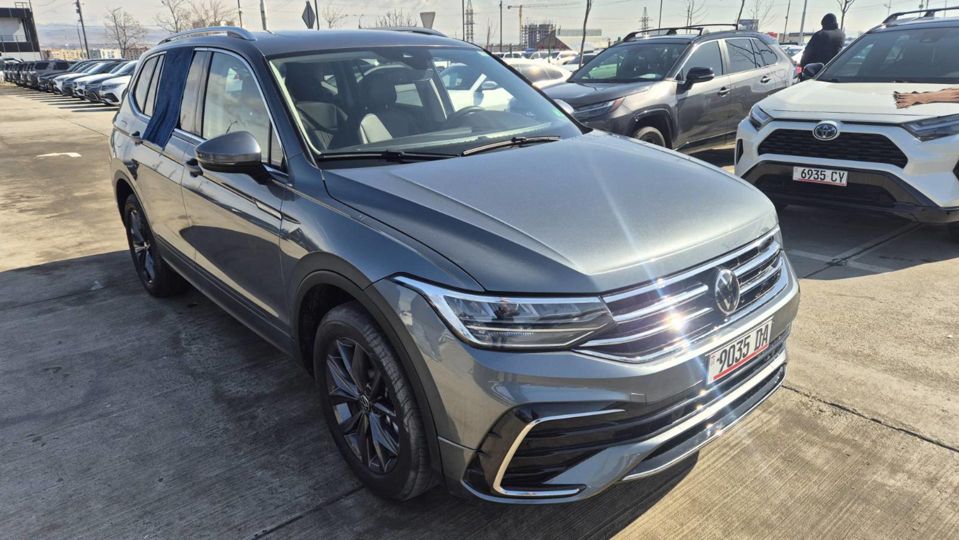 Volkswagen Tiguan 2021 — photo 2