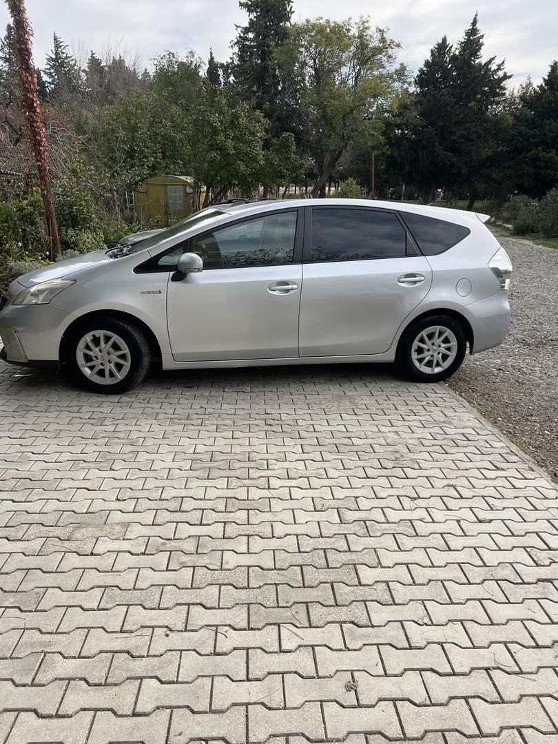 Toyota Prius V 2011 — photo 2