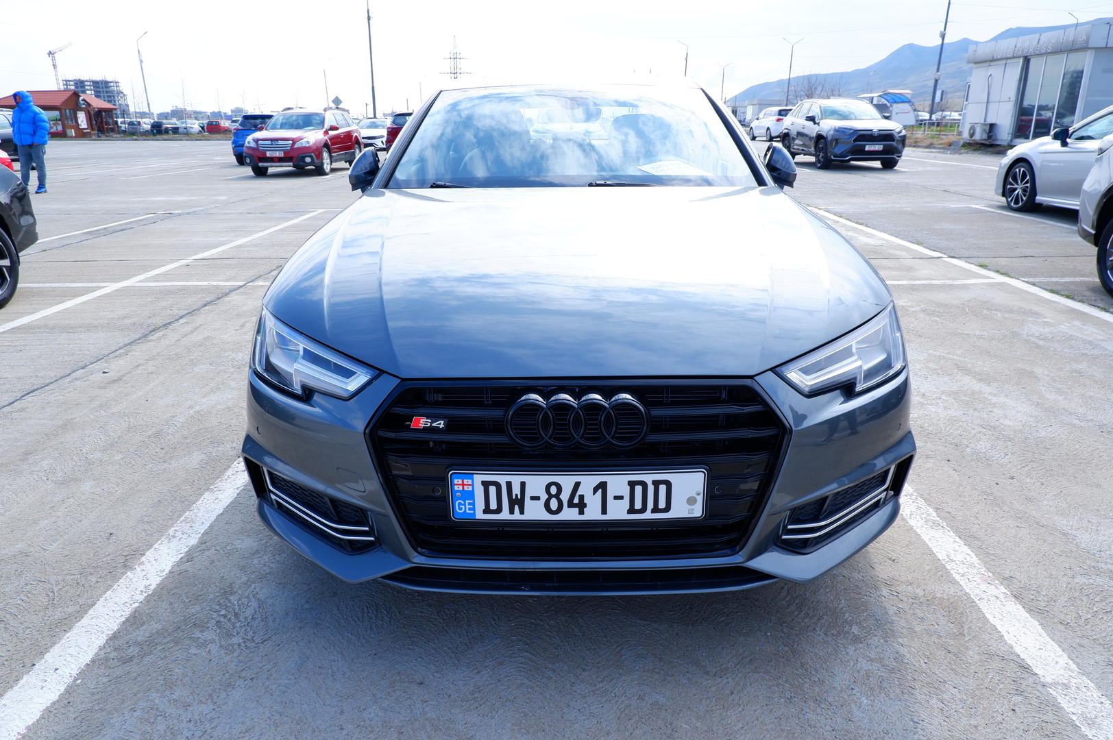 Audi A4 2018 — photo 2