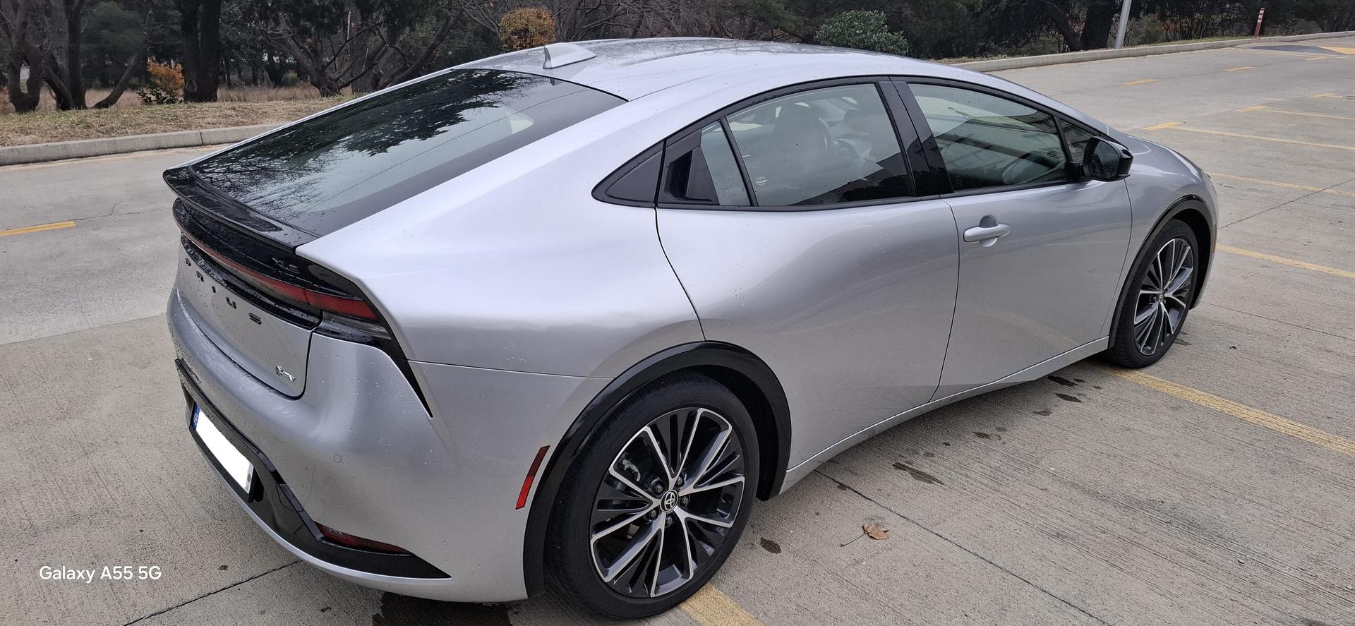 Toyota Prius 2023 — photo 2